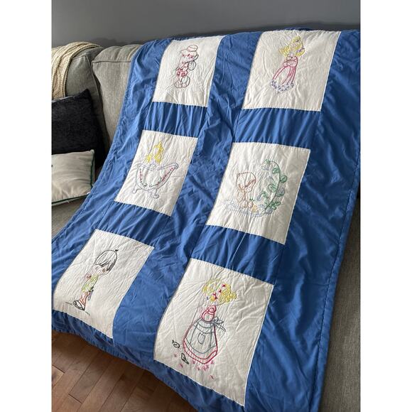Vintage Hand Embroidered Child’s Quilt – Blue & White Precious Moments Style - Picture 12 of 16